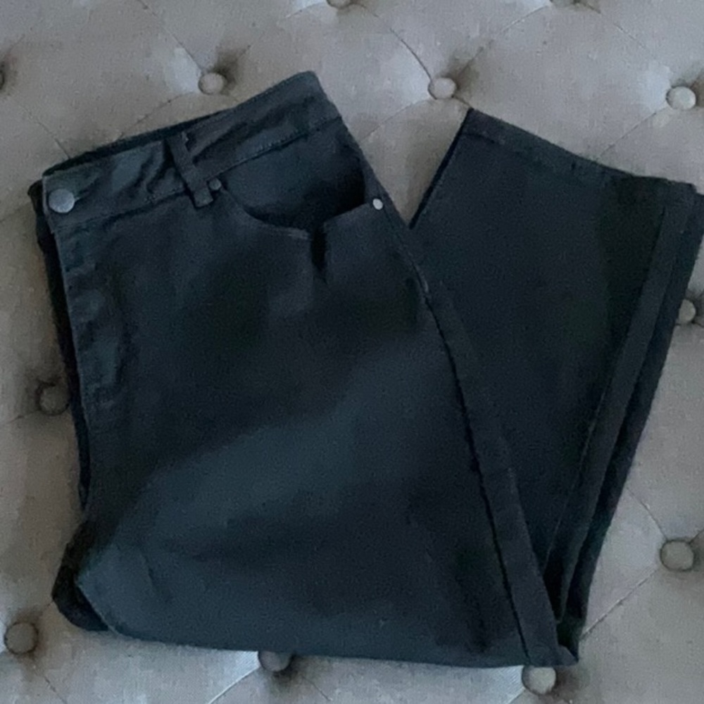 Tahari Black Capri Pants EUC - Picture 1 of 9